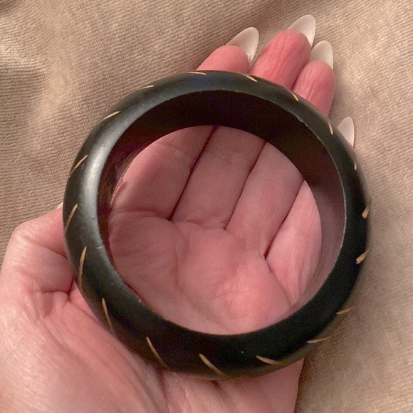 ✅African Vintage Chunky Black Wooden Carved Bangle Bracelet. - Picture 3 of 3